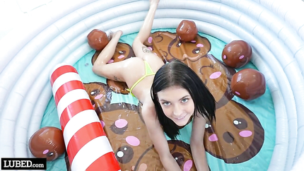 Bella Nova Soaks Her Bald Cunt in Oil (2025 | HD)