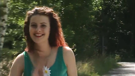 Junge brunette mit grossen Titten massiert sich die enge feuchte pussy n jedem ort (2025 | SD)