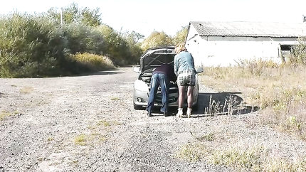 Random passerby helped MILF fix car and fucked her doggystyle (2025 | SD)