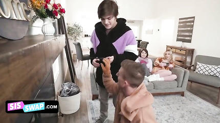 Jazmin Luv, Nicole Aria, Tyler Cruise, Pierce Oliver - Sis Swap - Horny Friends Decide To Swap Their Cute Stepsisters And Bang Them To Warm Up In The Cold (2025 | SD)