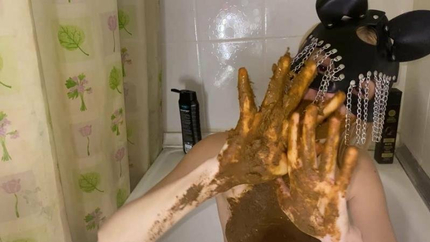 p00girl - I chew on a piece of shit and smear myself in a sexy mask, ass, feet, face all in shit (2022 | FullHD)