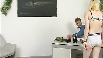 18 Jahre und testet schon die verschiedenen Dildos (2025 | SD)