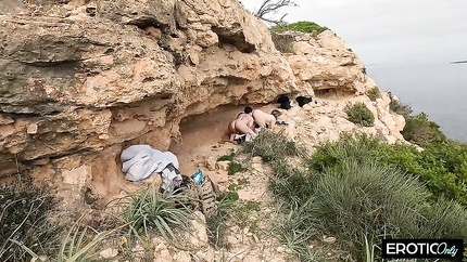 Germans Meet on Vacation to Have a Threesome Outdoors! (2026 | SD)
