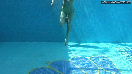 Milf babe Nicole Pearl shaking ass underwater (2026 | SD)