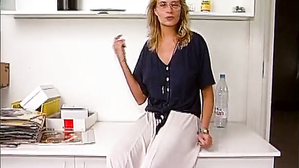 Milf mit riesem Busch fingert sich selbst (2026 | SD)