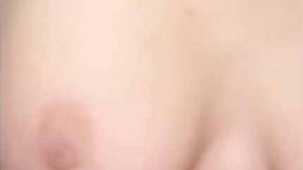 blonde schoenheit schiebt sich riesen dildo in die muschi (2026 | SD)