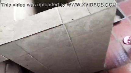 I entered through my neighbor's roof and she was taking a bath when she saw me at once and began to suck my dick (2026 | SD)
