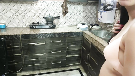 Desi Bhabhi kitchen me khana bana rhi thi tbhi dever ne piche se Li bhabhi ki (2026 | SD)