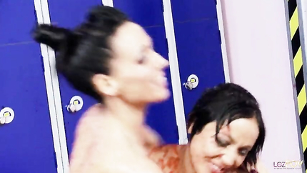 Romana Ryder, Tammie Lee - A pool of jello makes the British lesbians with big boobs want to wrestle in it (2026 | SD)