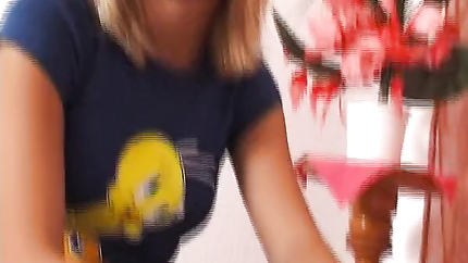 Blondes Teen macht sich geil mit Feeder (2026 | SD)