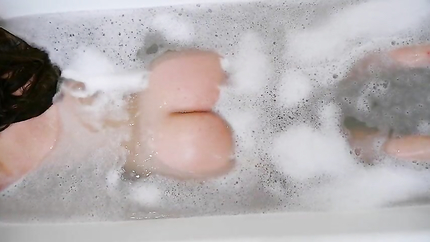 Big booty milf takes bath and masturbates (2026 | SD)