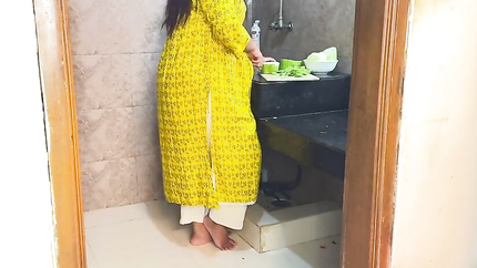 Suddenly I Fucked My Stepmother in Law While She Was Cutting Curry in the Kitchen - Desi Rough Sex (2026 | SD)