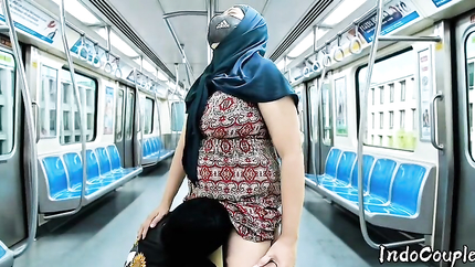 Hijab asia semok disetubuhi di dalam kereta Hijab Busty asian fucked inside a train (2026 | SD)