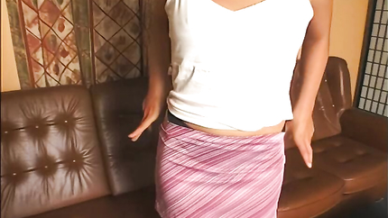 junge sex brunette fingert ihre behaarte muschi vor der kamera (2026 | SD)
