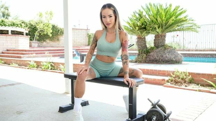 Linda Lan - Linda Lan Bends for the Big Bulge (2025 | FullHD)