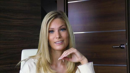 Candee Licious - - Hot Blonde Candee Licious Toys Her Pussy For Amateur Photographer On The Beach (2022 | FullHD)