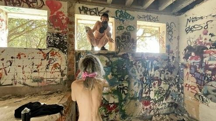 Brille, Poppy - Hot Chicks Painting Graffiti In The Nude On Vacation Risky Public Nudity (2023 | FullHD)